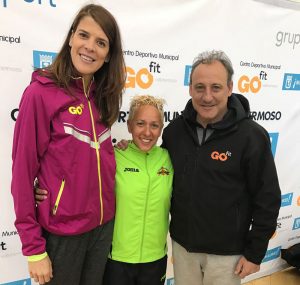 Nuria Prieto, en el centro, junto a Ruth Beitia y Fermín Cacho